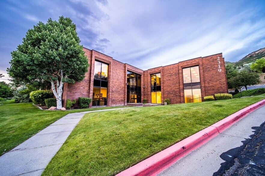 2319 S Foothill Dr, Salt Lake City, UT à louer - Photo du bâtiment - Image 1 de 10