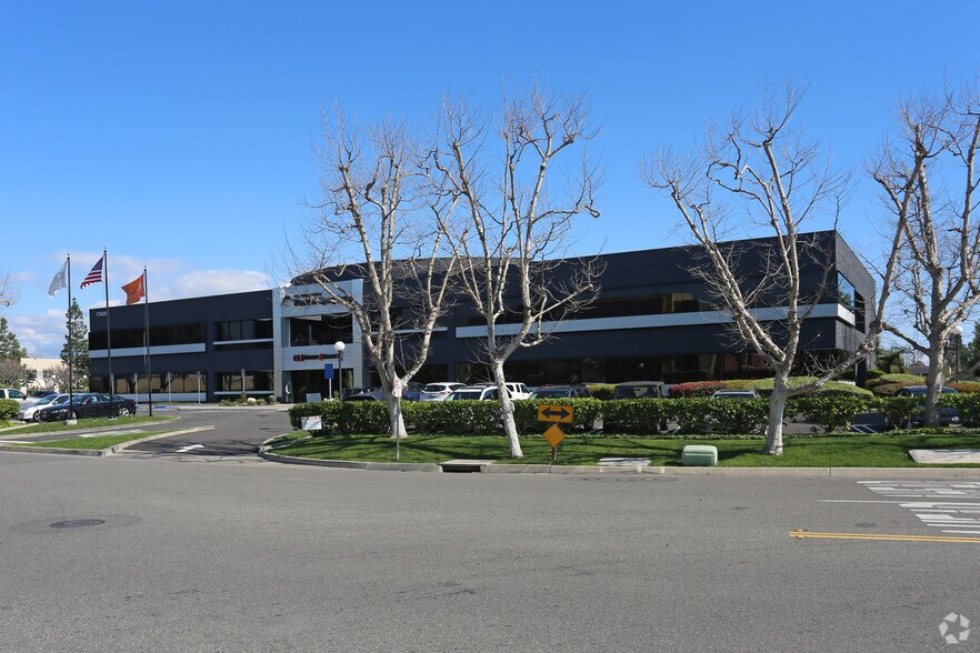 17620 Fitch, Irvine, CA à vendre - Photo du bâtiment - Image 2 de 6