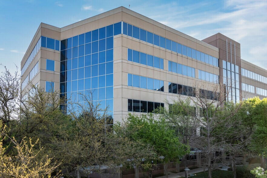 14911 Quorum Dr, Addison, TX à louer - Photo du bâtiment - Image 2 de 5