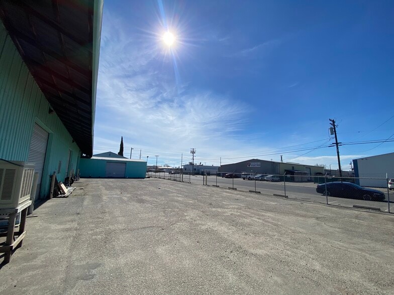 1340-1342 N Emerald Ave, Modesto, CA for lease - Building Photo - Image 3 of 11