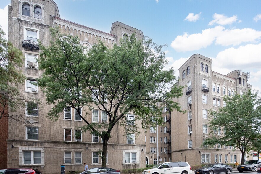 80-20 Broadway, Flushing, NY à louer - Photo principale - Image 2 de 7