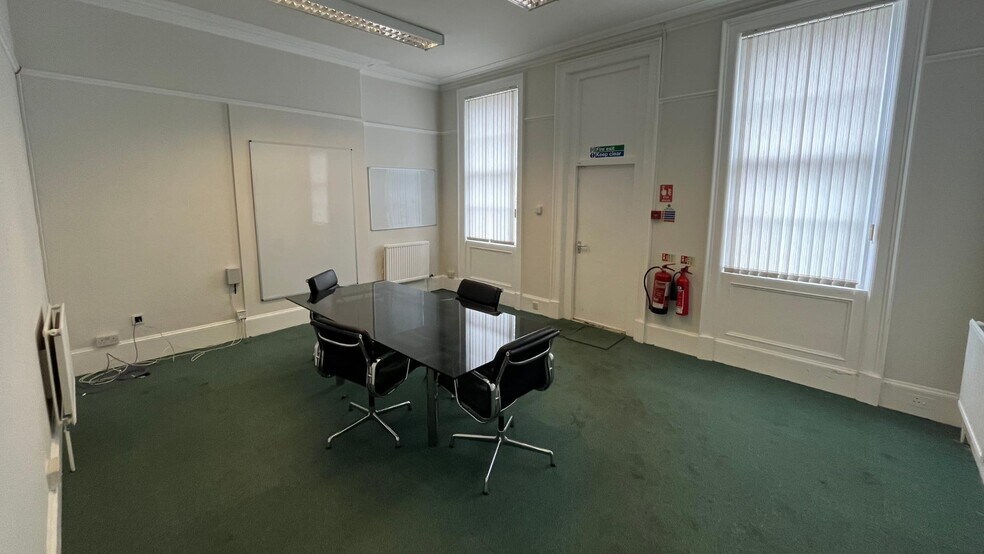 12 Abbey Park Pl, Dunfermline à louer - Photo du bâtiment - Image 3 de 7