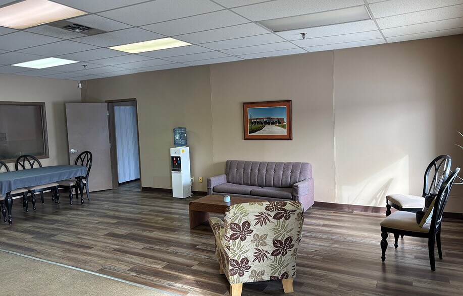 45 Beghin Ave, Winnipeg, MB à louer - Photo du bâtiment - Image 3 de 10