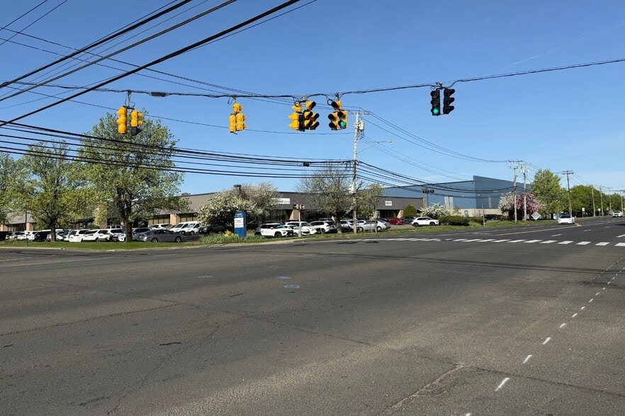 555 Lordship Blvd, Stratford, CT for sale - Building Photo - Image 3 of 10