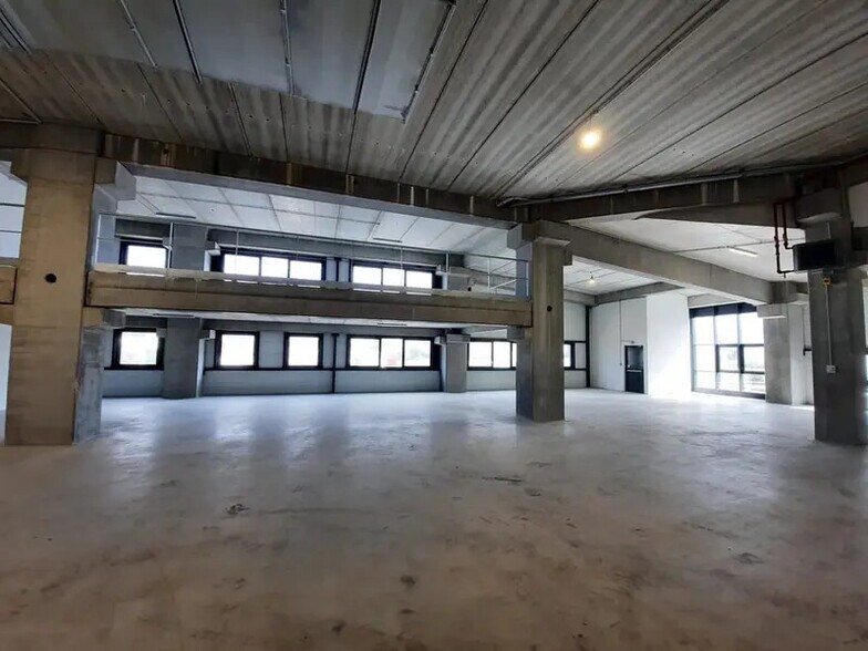 Flex in Colombes for lease - Interior Photo - Image 2 of 5