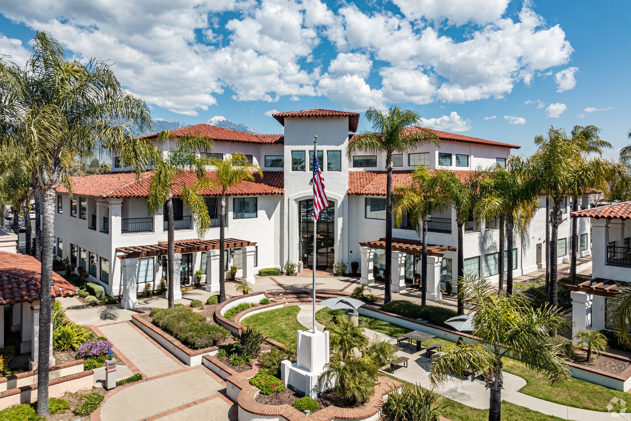 440 N Mountain Ave, Upland, CA à louer Photo du bâtiment- Image 1 de 20