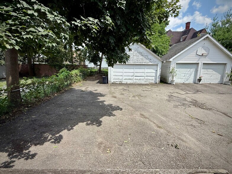 Binghamton Student Housing Trio portefeuille de 3 propriétés à vendre sur LoopNet.ca - Photo du bâtiment - Image 2 de 62
