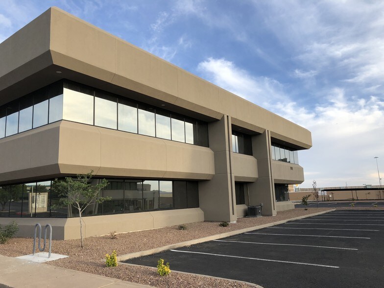 10470 Vista Del Sol Dr, El Paso, TX à louer - Photo du bâtiment - Image 2 de 13