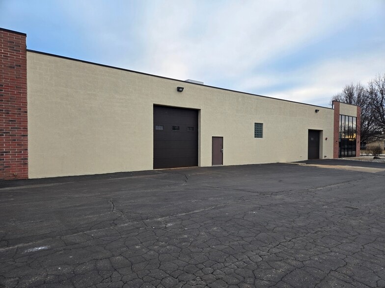 W146N5741 Enterprise Ave, Menomonee Falls, WI for lease - Building Photo - Image 3 of 14