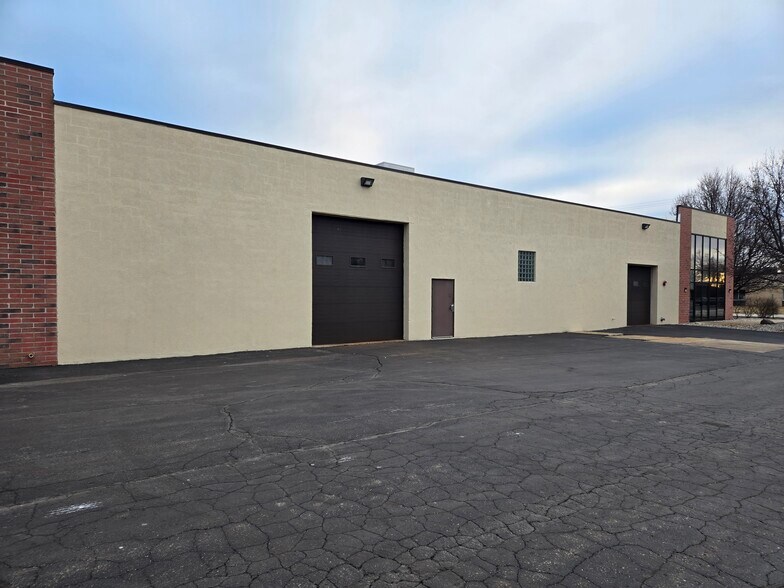 W146N5741 Enterprise Ave, Menomonee Falls, WI à louer - Photo du bâtiment - Image 3 de 17