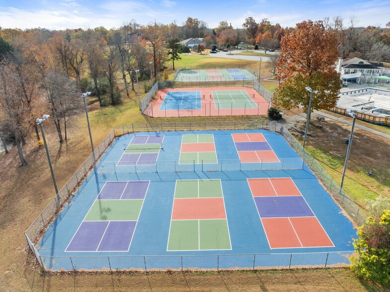 1903 Adams Farm Pky, Greensboro, NC à vendre - Photo du bâtiment - Image 3 de 23