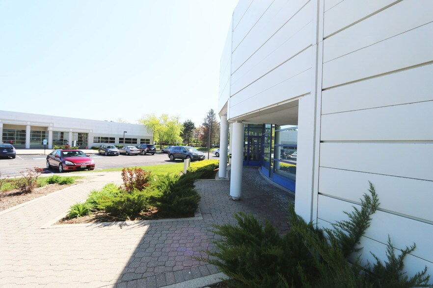 550 N Commons Dr, Aurora, IL à louer - Photo du bâtiment - Image 3 de 5