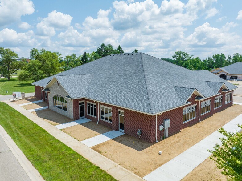 6400 Waldon Center Dr, Clarkston, MI à louer - Photo du bâtiment - Image 3 de 8