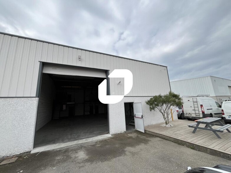 Flex in Vaulx-en-Velin for lease - Building Photo - Image 1 of 10