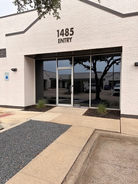 1485 Richardson Dr, Richardson, TX for lease - Building Photo - Image 3 of 9