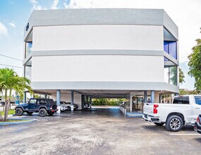 825 SW 87th Ave, Miami, FL à louer Photo du bâtiment- Image 2 de 12
