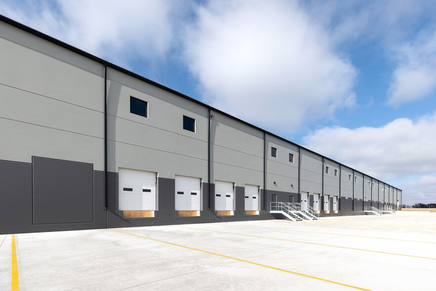 5400 Career, Sioux Falls, SD for lease - Building Photo - Image 2 of 8