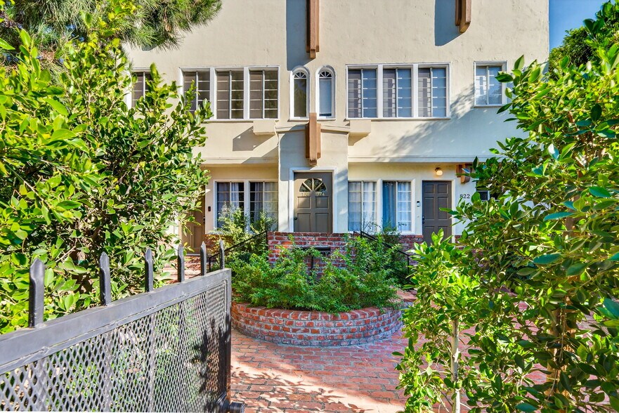 822 Hayworth Ave, Los Angeles, CA à vendre - Photo du bâtiment - Image 2 de 47