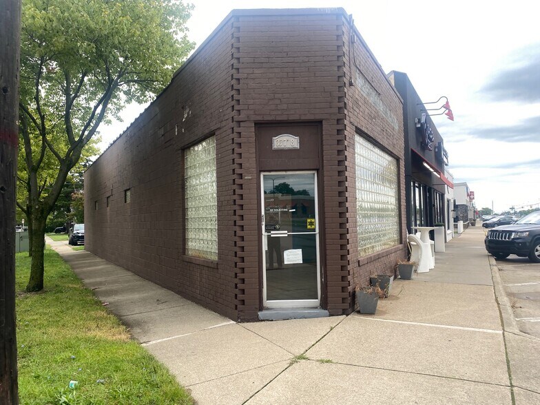 33788 Woodward Ave, Birmingham, MI à louer - Photo du bâtiment - Image 2 de 8