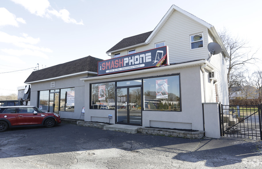 692-702 Middle Country Rd, Selden, NY for lease - Building Photo - Image 1 of 9