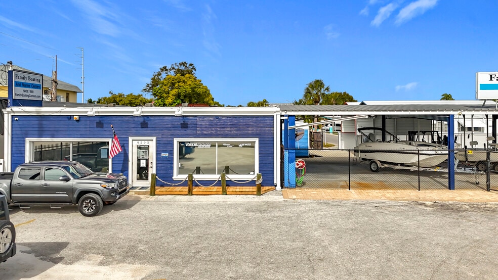 9293 Bay Pines Blvd, Saint Petersburg, FL à louer - Photo du bâtiment - Image 2 de 7