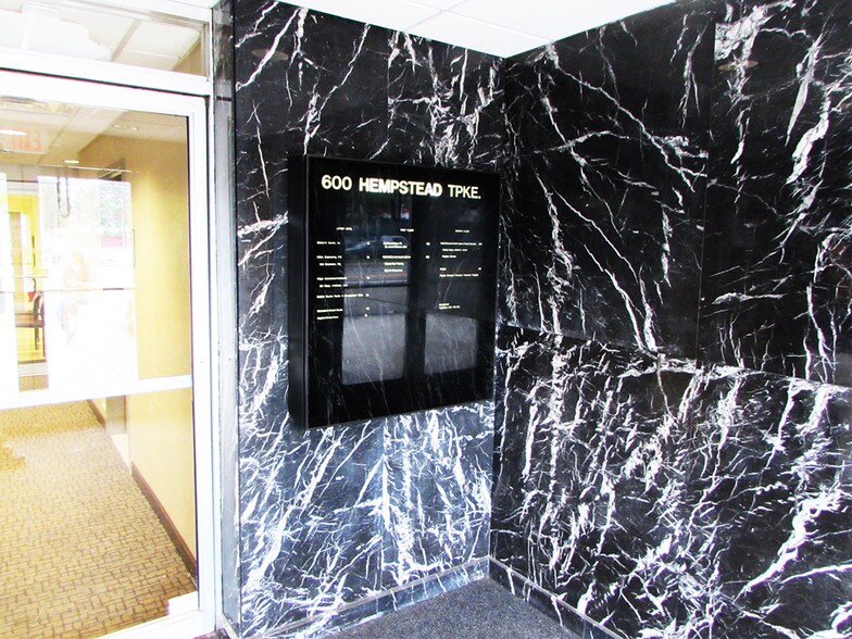 600 Hempstead Tpke, West Hempstead, NY for lease - Lobby - Image 3 of 7