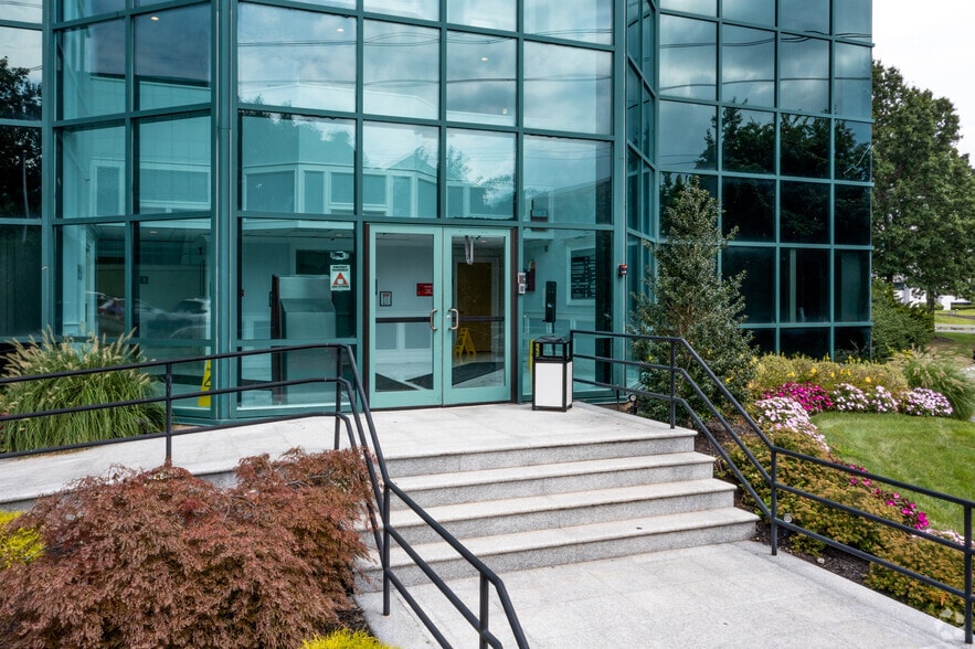 1300 Veterans Memorial Hwy, Hauppauge, NY for lease - Building Photo - Image 3 of 4