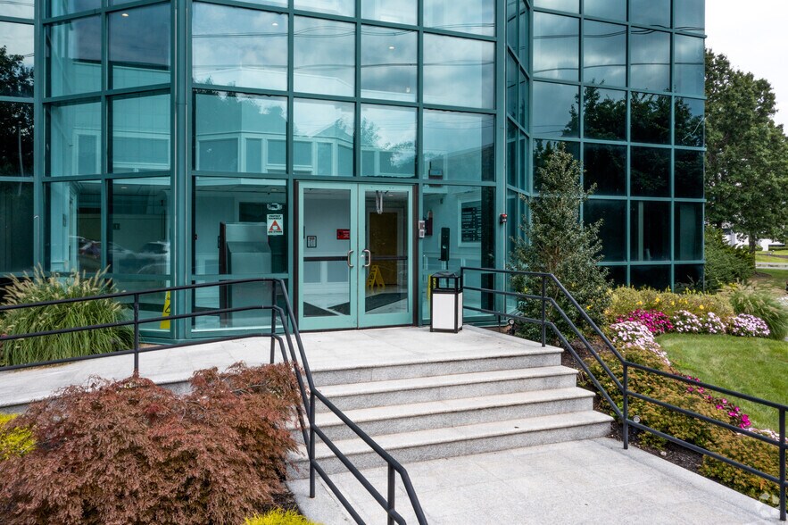 1300 Veterans Memorial Hwy, Hauppauge, NY à louer - Photo du bâtiment - Image 3 de 4