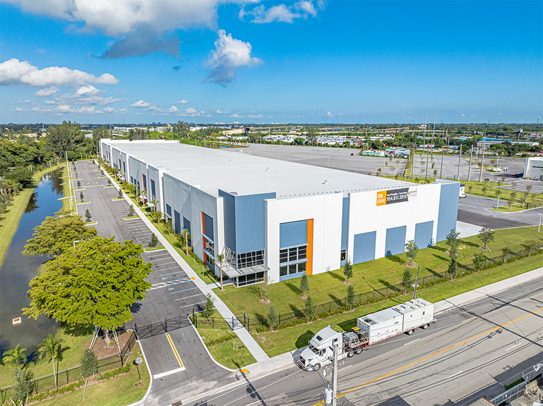 3055 Burris Rd, Davie, FL à louer - Photo du bâtiment - Image 3 de 28