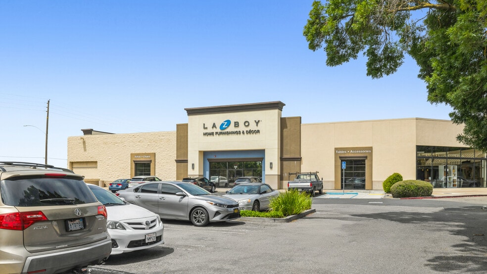 La-Z- Boy portfolio of 3 properties for sale on LoopNet.ca - Building Photo - Image 1 of 5