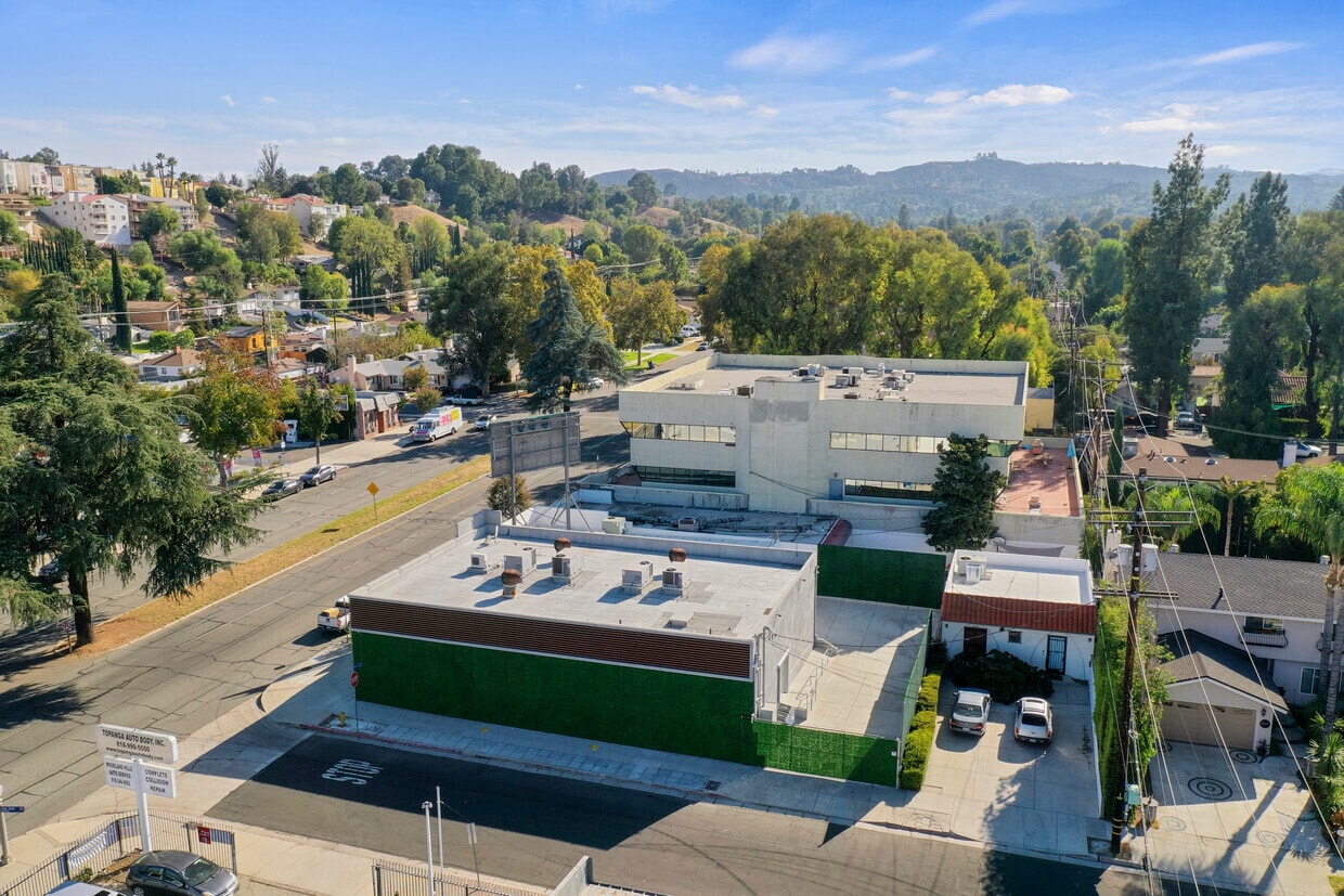 5325 Topanga Canyon Blvd, Woodland Hills, CA for lease Building Photo- Image 1 of 14
