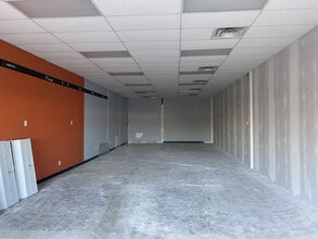 160 Meadowood Dr, Winnipeg, MB for lease Interior Photo- Image 2 of 6