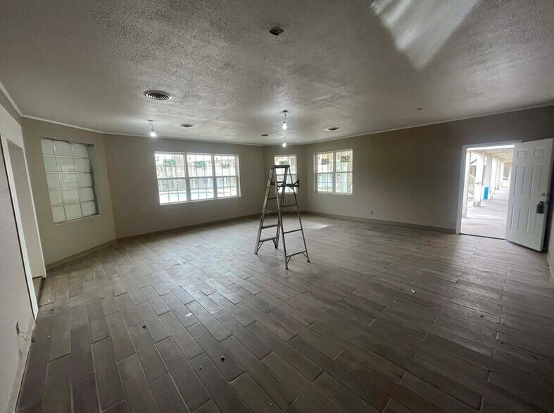 800 E Dickinson Blvd, Fort Stockton, TX à louer - Photo du bâtiment - Image 3 de 5