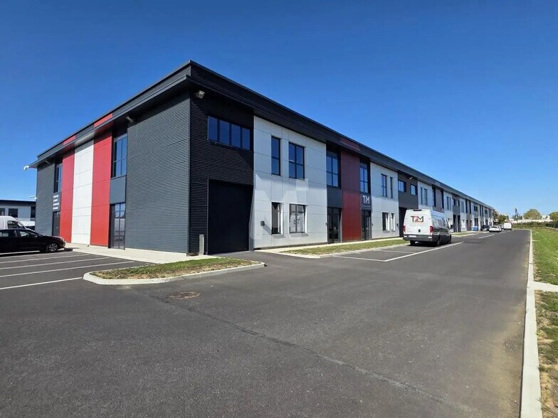 Local d'activités dans Lieusaint à vendre - Photo du bâtiment - Image 1 de 8