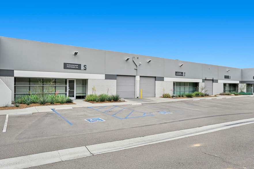 2270 Camino Vida Roble, Carlsbad, CA à louer - Photo du bâtiment - Image 2 de 4