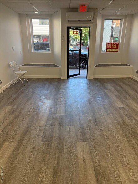 271 Broadway, Bethpage, NY à louer - Photo intérieure - Image 2 de 4