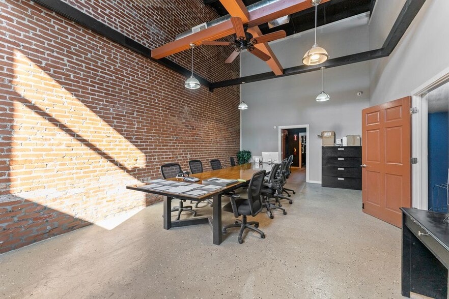 950 S White River Parkway West Dr, Indianapolis, IN for lease - Building Photo - Image 1 of 5