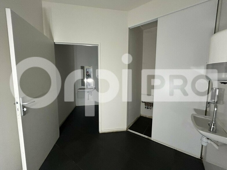 Retail in Limoges for sale - Interior Photo - Image 3 of 7