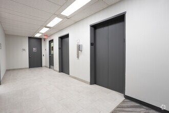 5920 & 5940 Macleod Trl SW, Calgary, AB à louer Photo intérieure- Image 1 de 10