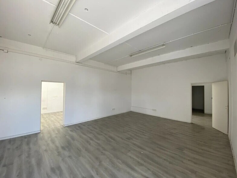 10 Avenue Des Trois Cardinaux, Bordeaux for lease - Interior Photo - Image 3 of 6