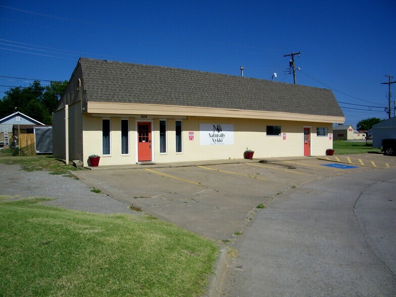 604 N Van Buren St, Enid, OK à vendre - Photo du bâtiment - Image 3 de 50