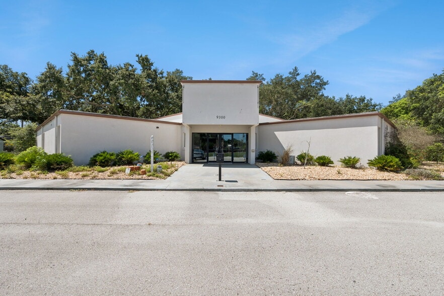 9300 University Blvd, Orlando, FL for sale - Building Photo - Image 2 of 24