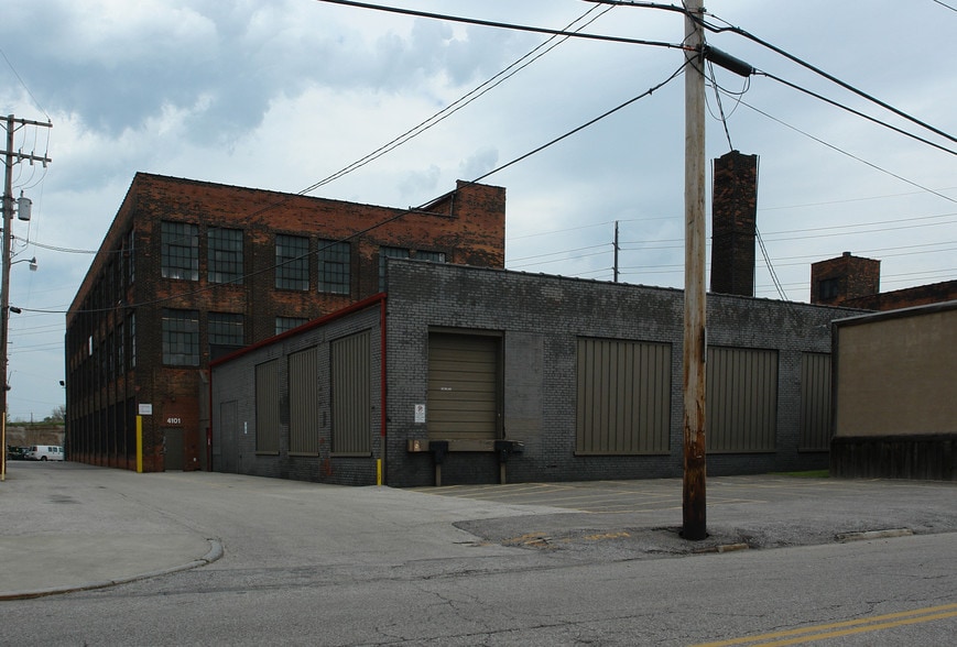 4101 Commerce Ave, Cleveland, OH à vendre - Photo du bâtiment - Image 3 de 6