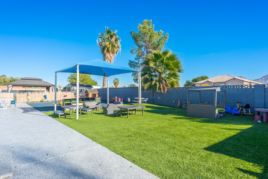 555 Page St, Las Vegas, NV à vendre - Photo du bâtiment - Image 2 de 8