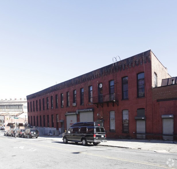 70 Flushing Ave, Brooklyn, NY à louer - Photo du bâtiment - Image 3 de 3