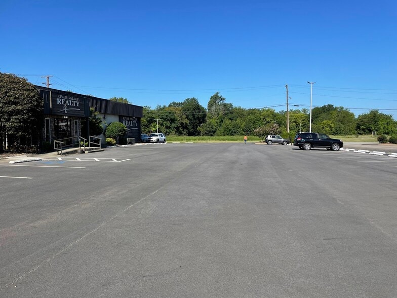 800 E Main St, Russellville, AR for lease - Primary Photo - Image 1 of 25