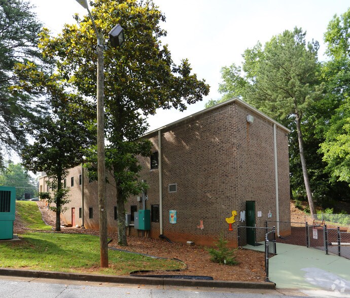 2372 Lawrenceville Hwy, Decatur, GA à vendre - Photo du bâtiment - Image 2 de 15