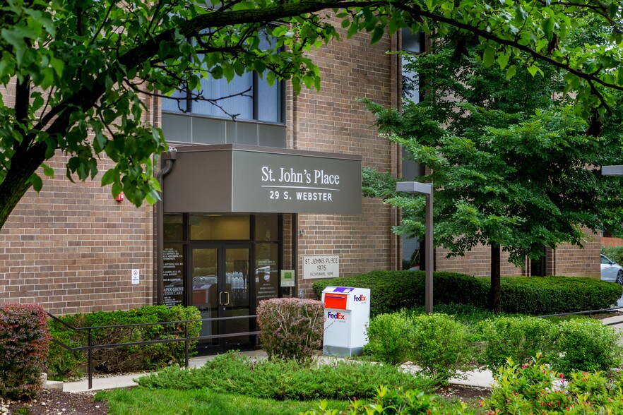 29 S Webster St, Naperville, IL à louer - Photo du bâtiment - Image 3 de 9