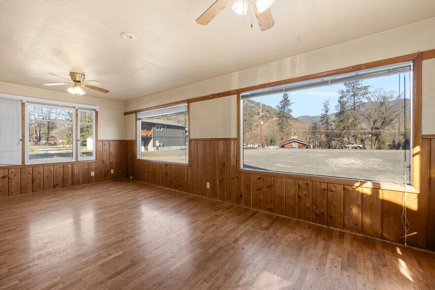 175 Rogue River Hwy, Gold Hill, OR à vendre - Photo du bâtiment - Image 3 de 14