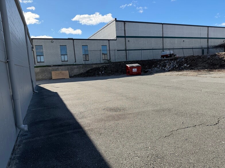 11 Comstock Pky, Cranston, RI for lease - Building Photo - Image 2 of 32